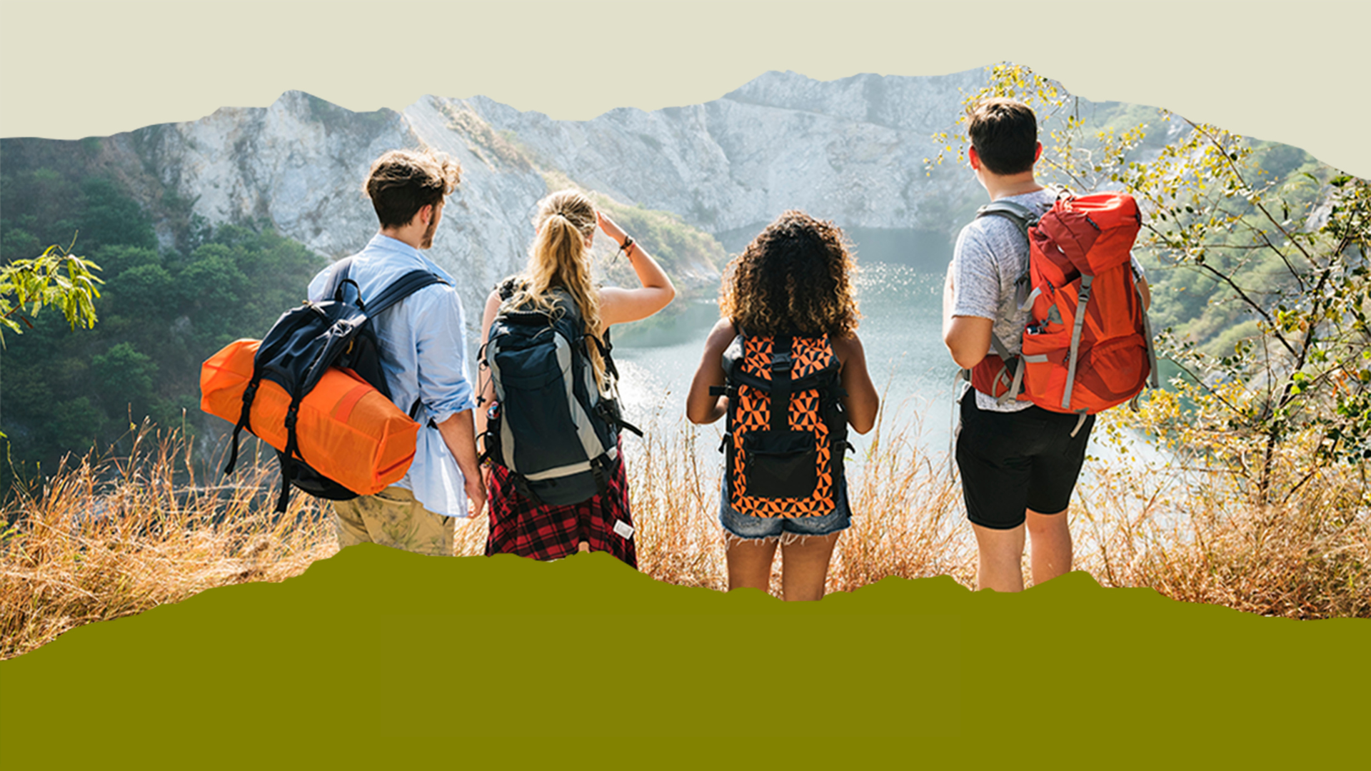 Aventureros latinos haciendo senderismo juntos en la naturaleza